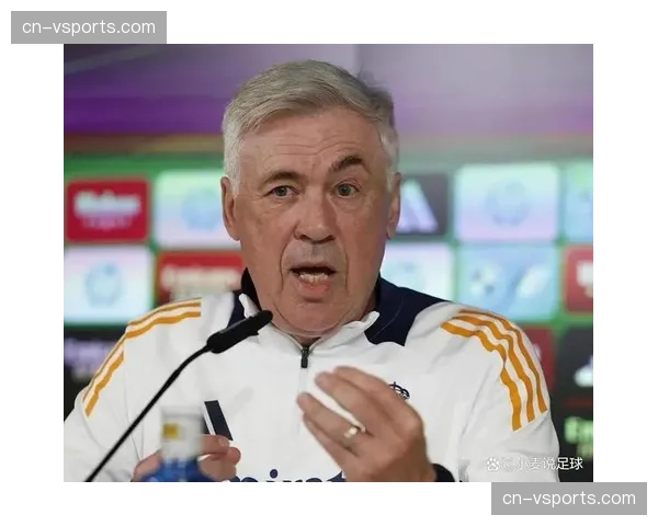 特写：安切洛蒂在教练席的战术板，写满了比赛最后时刻的调整