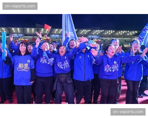 镜头故事：看台上球迷高举“奔跑即信仰”标语，致敬球队全场高压